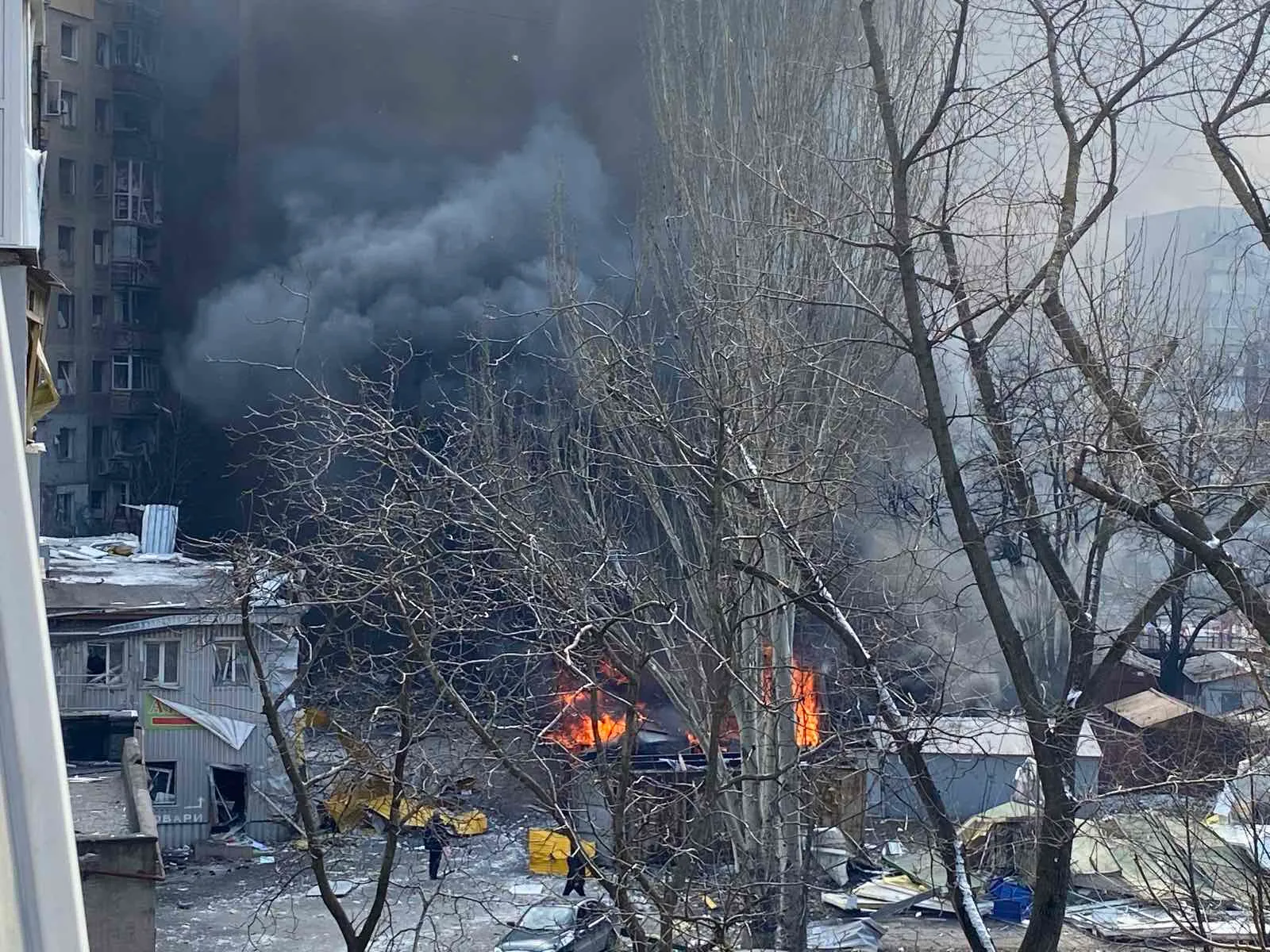 Момент прильоту у двір, де мешкала дівчина Момент прильоту у двір, де мешкала дівчина