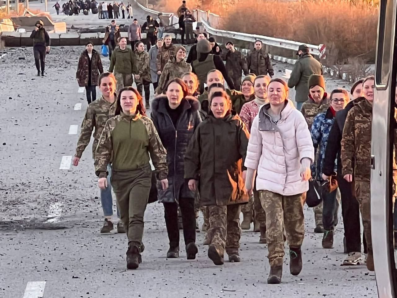 Повернення жінок з полону - захисниці України заспівали гімн після звільнення з полону 