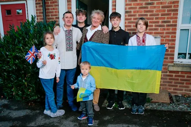 Род Стюарт с многодетной семьей беженцев из Украины