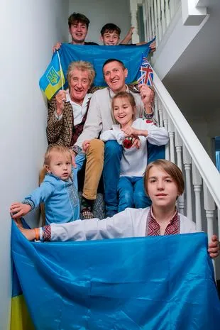 Род Стюарт з багатодітною родиною біженців з України