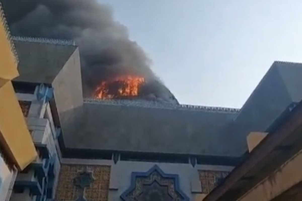 Джакарта пожар - от огня обрушился купол мечети исламского центра