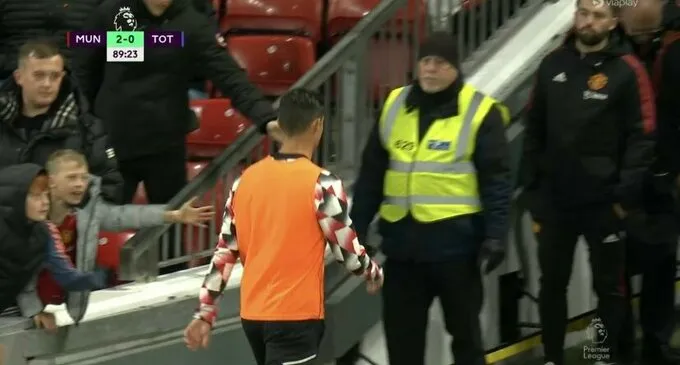 Роналду пішов у роздягальну ще до закінчення матчу Роналду пішов у роздягальну ще до закінчення матчу