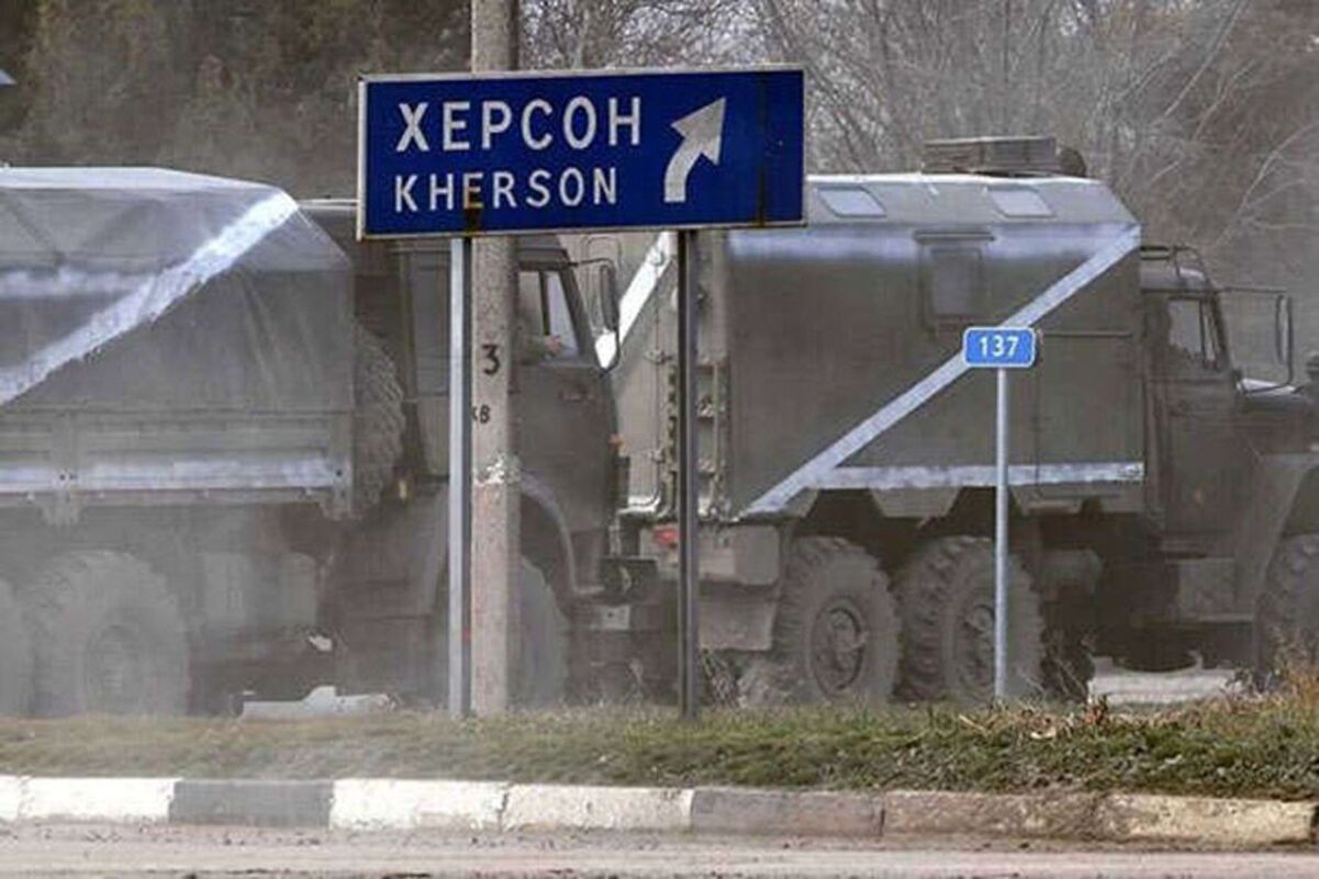 Россияне бегут из Херсона – возле Антоновского моста огромные очереди