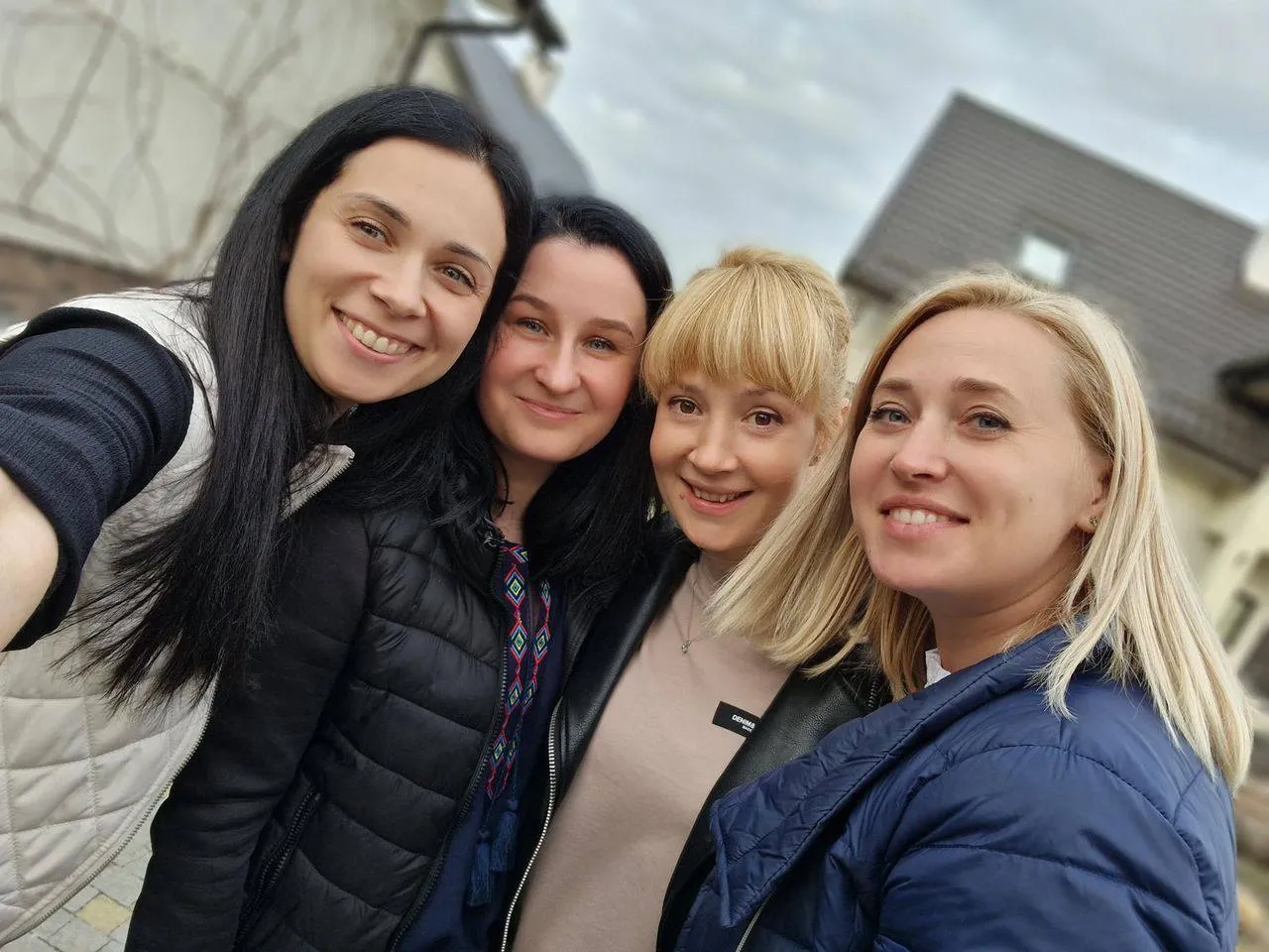 Леночка (первая слева) и София (вторая слева) с подругами Леночка (первая слева) и София (вторая слева) с подругами