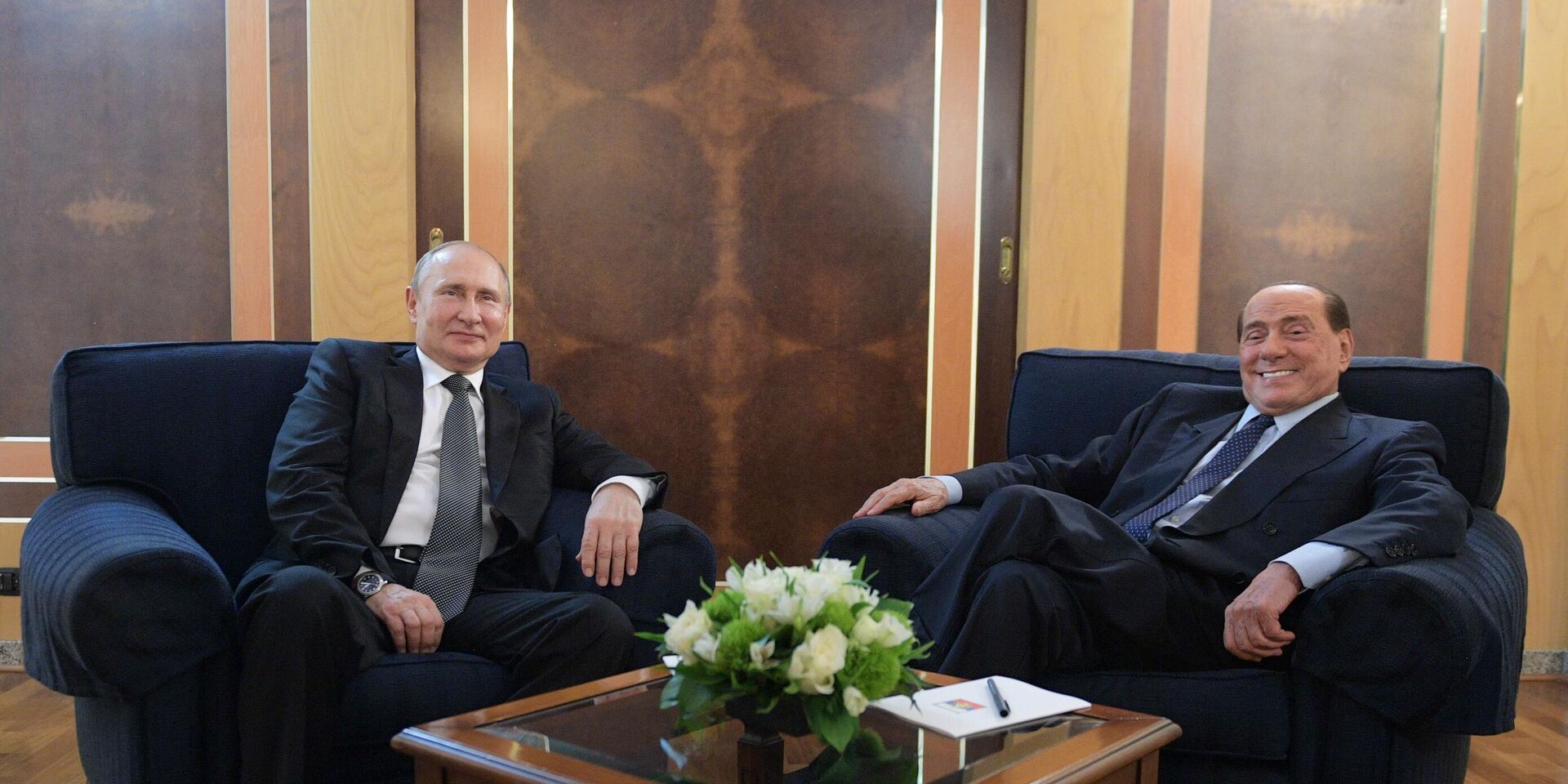 Путин подарил Берлускони 20 бутылок водки – в ЕС говорят о нарушении санкций Путин подарил Берлускони 20 бутылок водки – в ЕС говорят о нарушении санкций