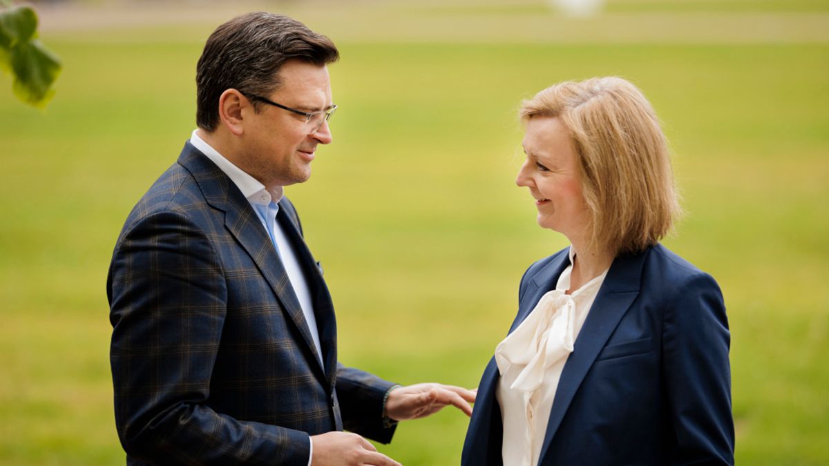 Лиз Трасс уходит в отставку – реакция Дмитрия Кулебы Лиз Трасс уходит в отставку – реакция Дмитрия Кулебы