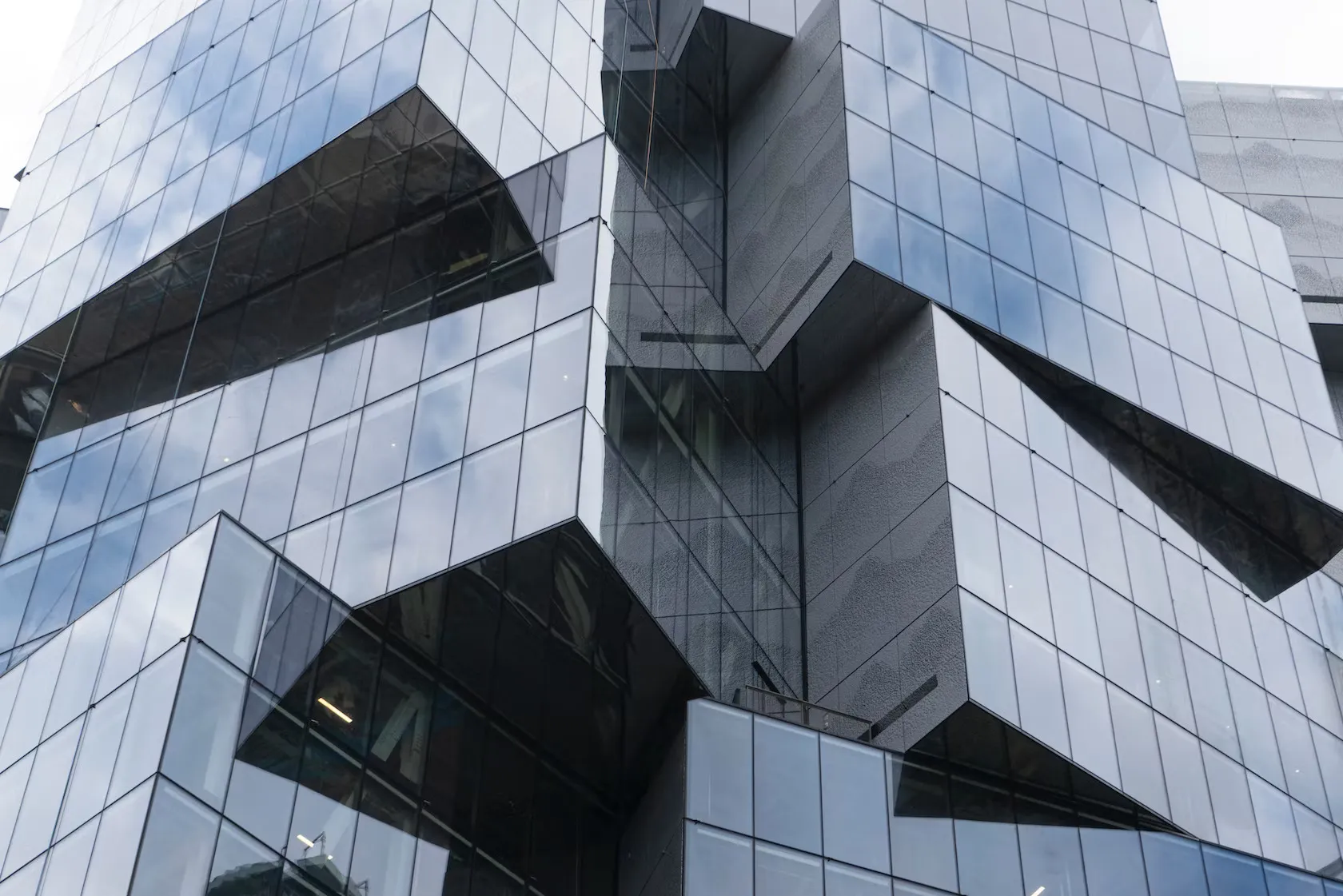 У Канаді збудували унікальний хмарочос зі скляних кубів