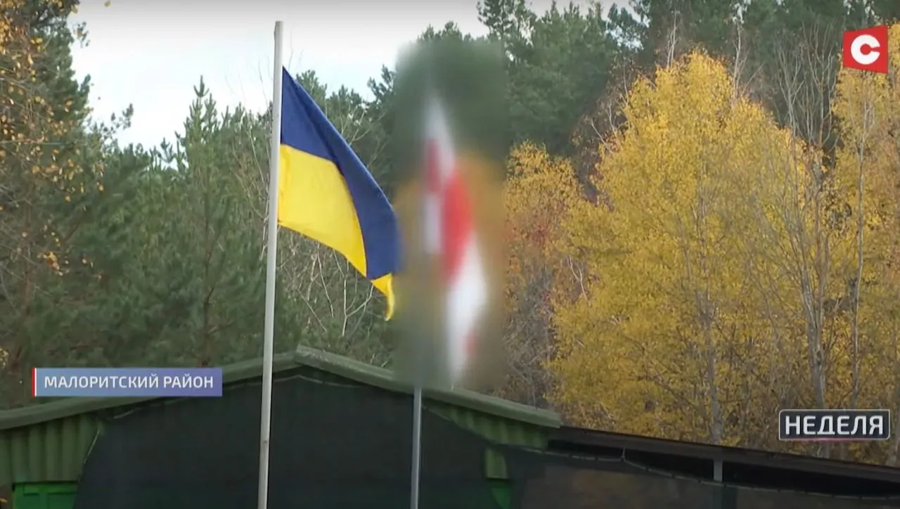 Білоруси обурилися через прапор опозиції на кордоні