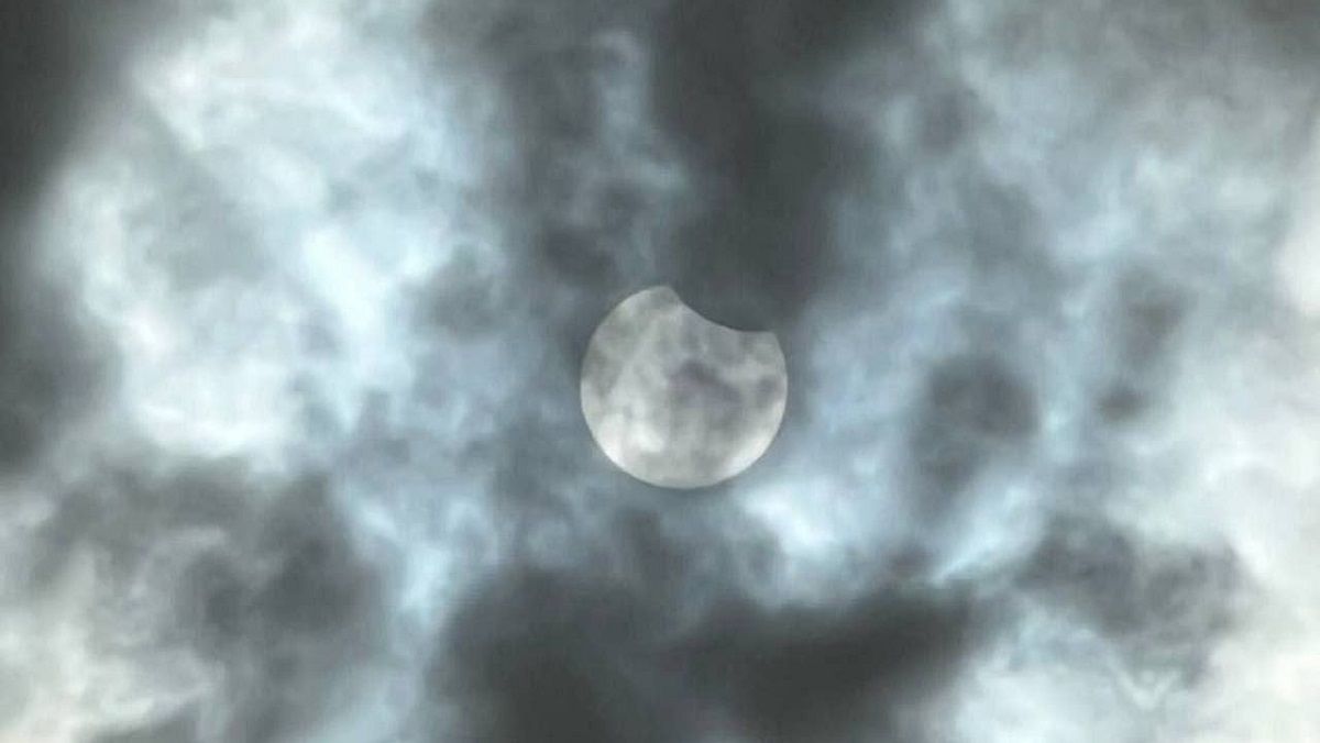 Над Одесою сфотографували початок сонячного затемнення - Техно