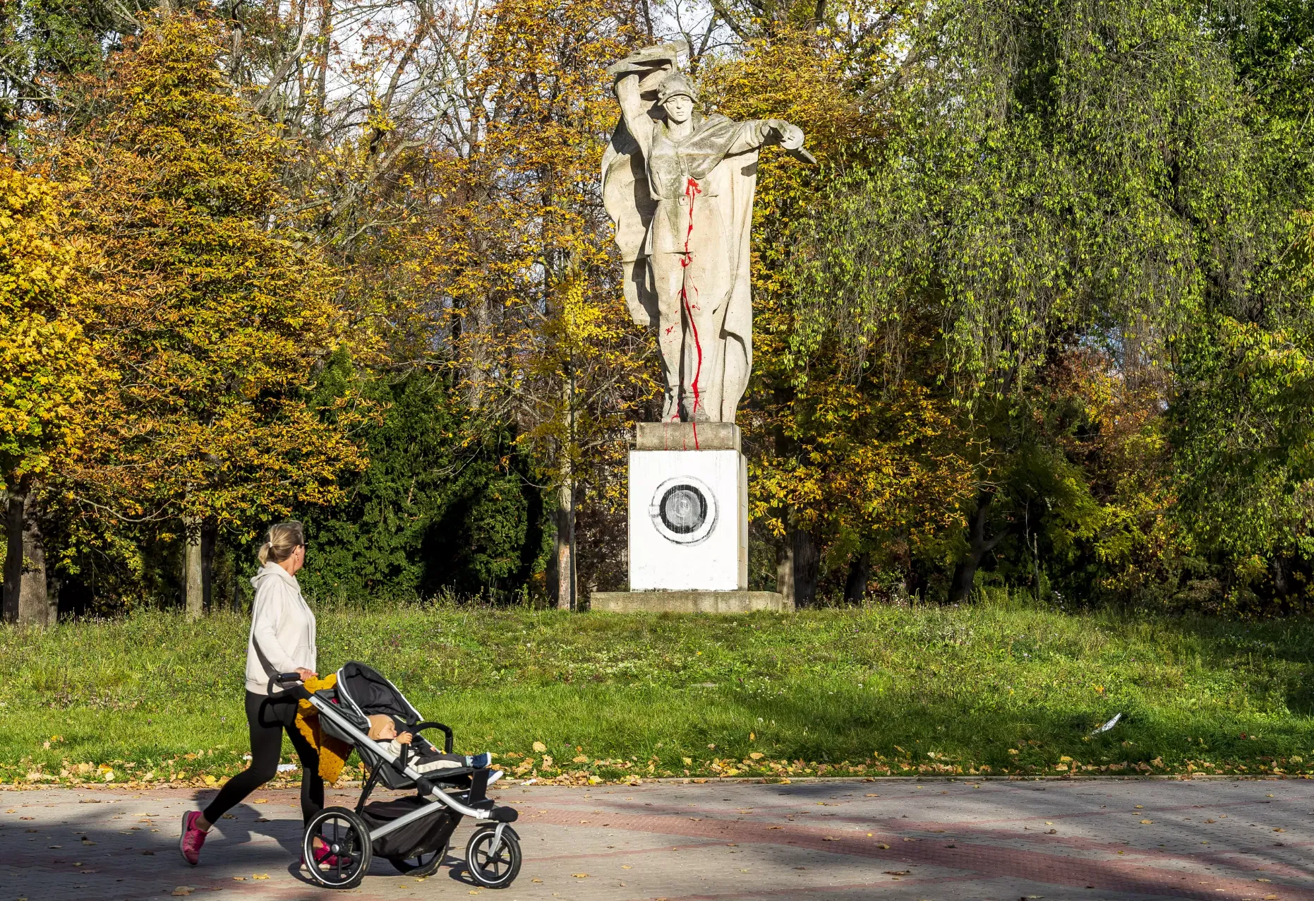 В Чехии разрисовали памятник