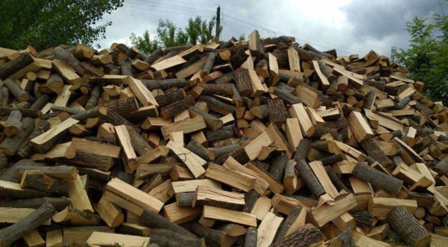 Українців у прифронтових зонах забезпечать 5000 вагонами дров