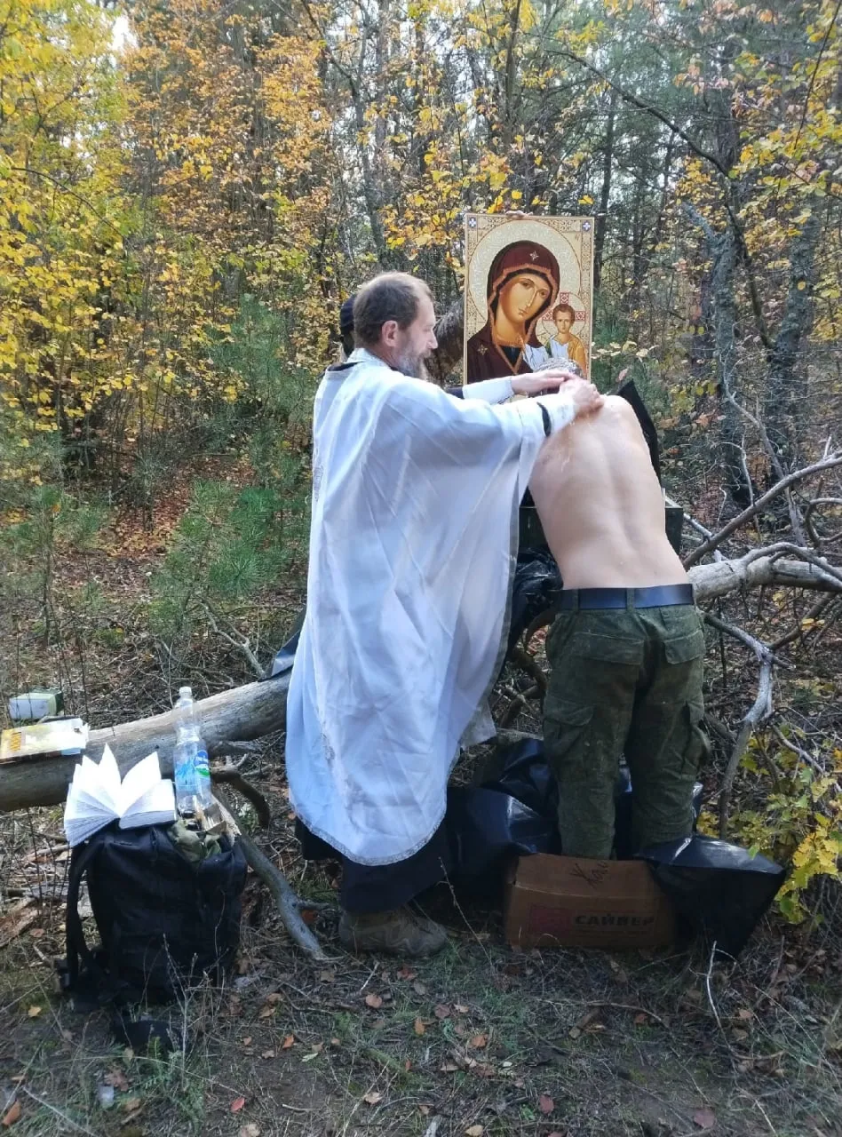 Російський священик похрестив окупантів у мішках для трупів