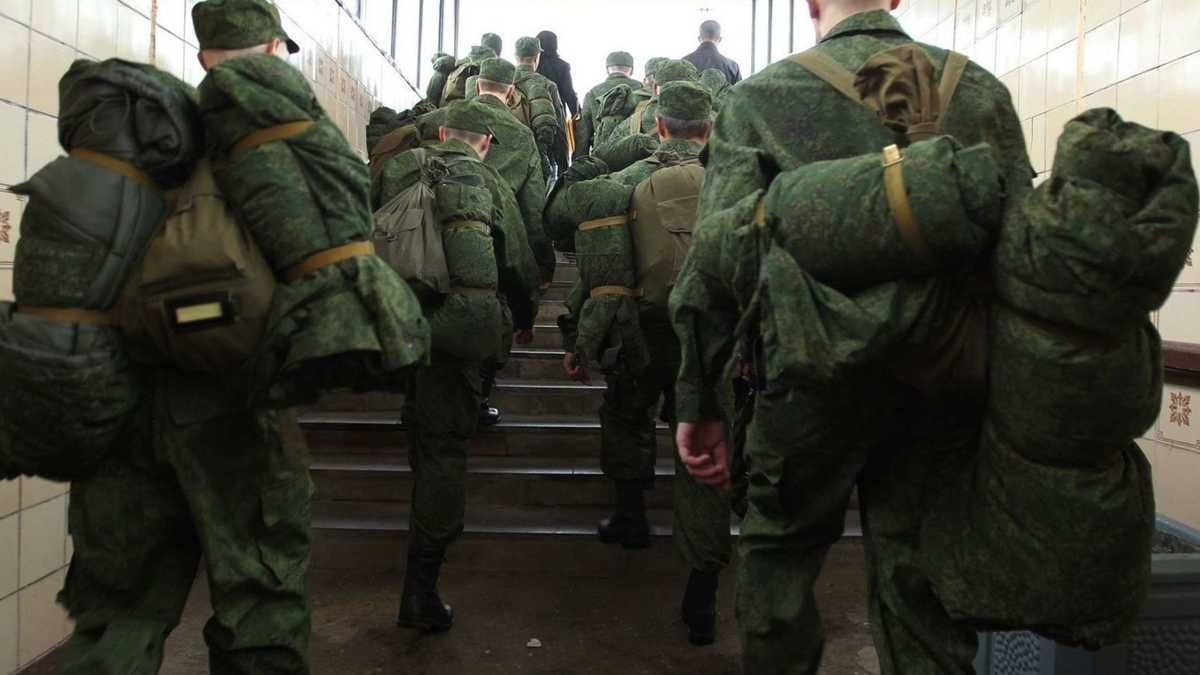 Мобилизированный россиянин расплакался на строительстве Мобилизированный россиянин расплакался на строительстве