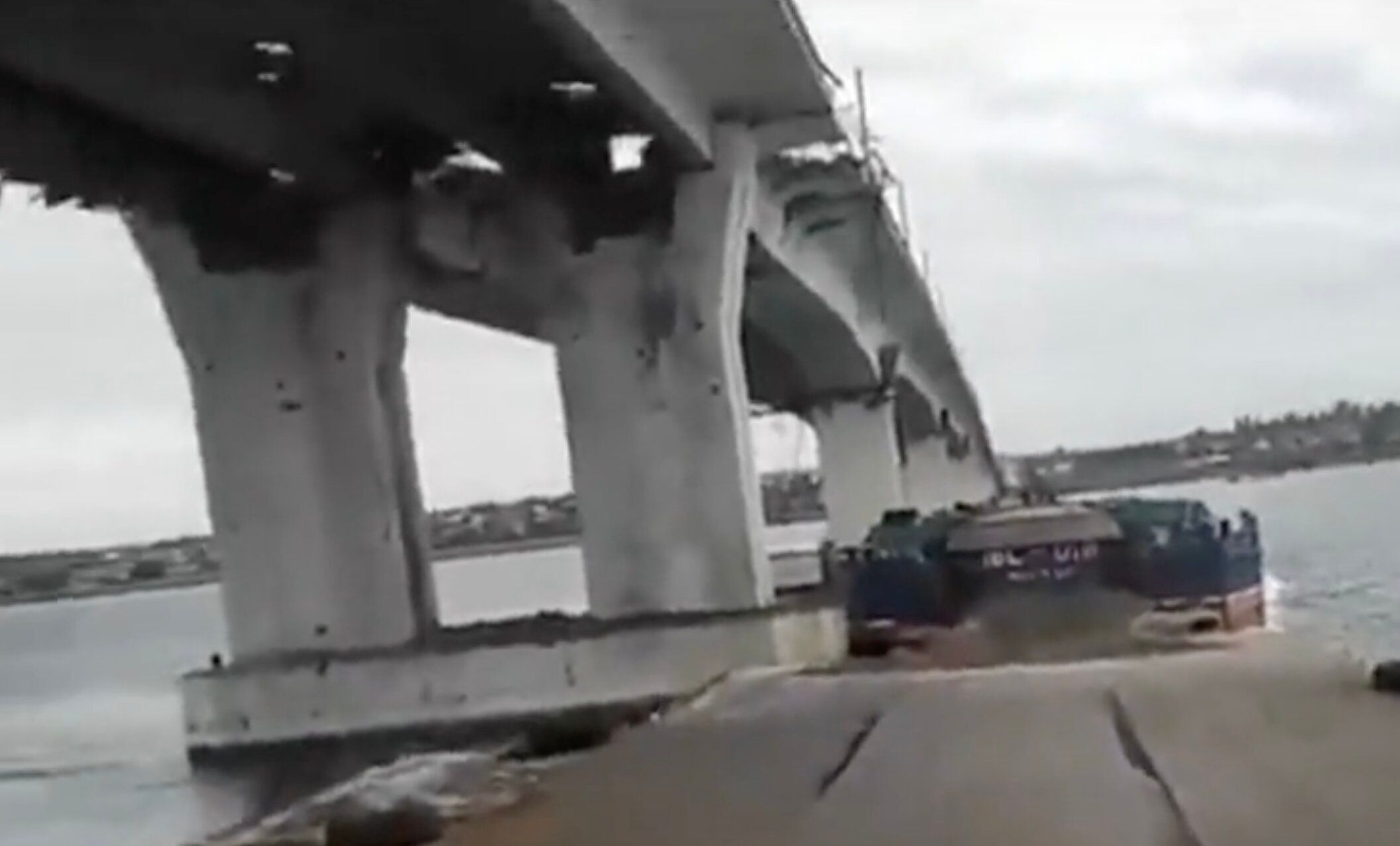 Как выглядит Антоновский мост после ударов - видео по состоянию на 26 октября 2022 года