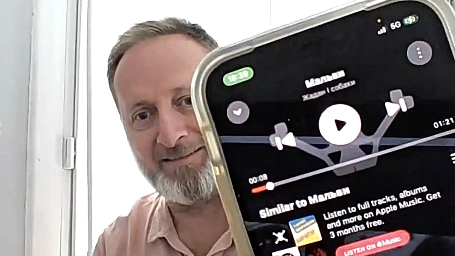 Эммануэль Дюран включает песню Эммануэль Дюран включает песню