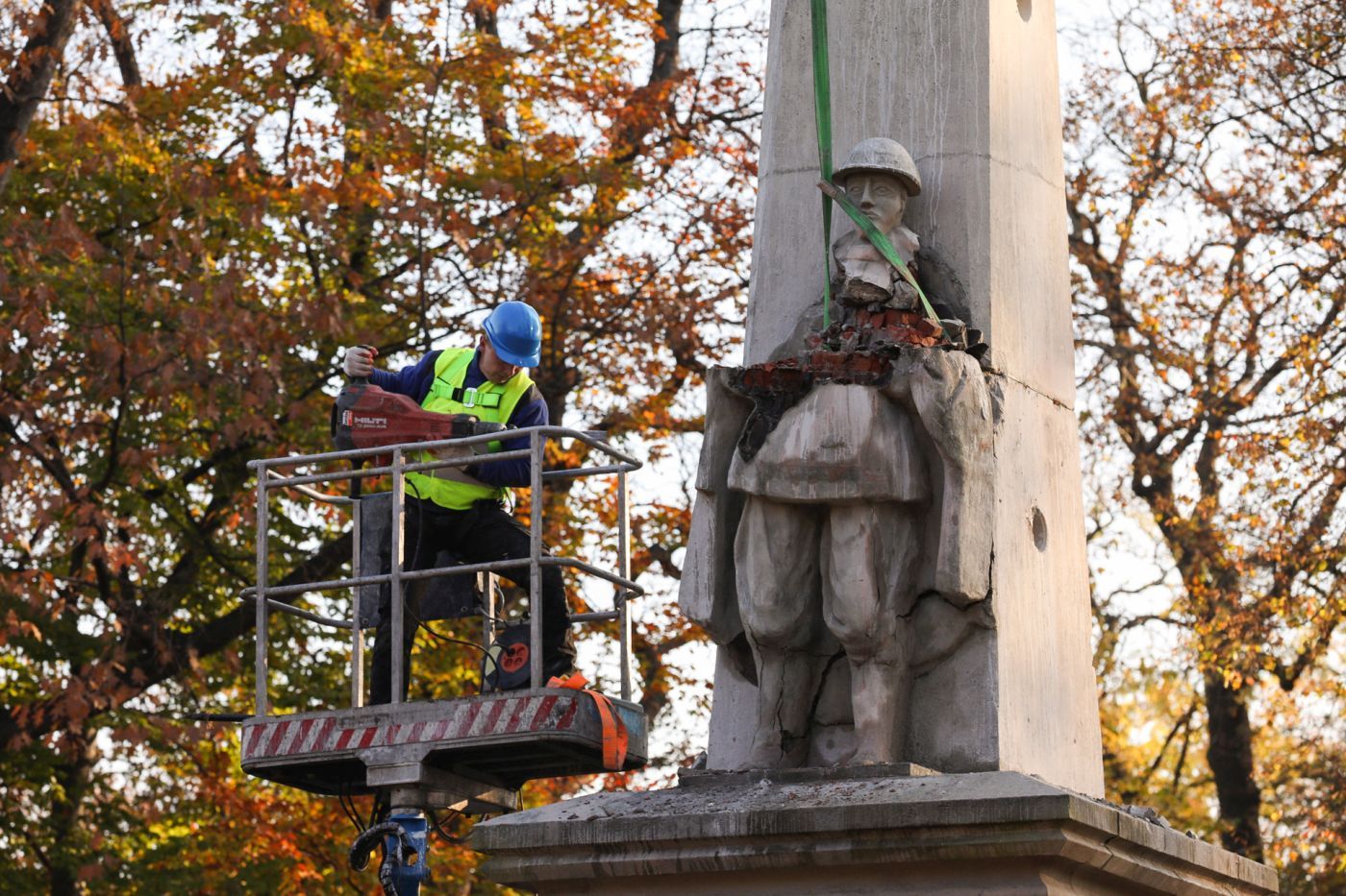 Демонтаж пам'ятника Вдячності Червоної Армії в Глубчицях Демонтаж пам'ятника Вдячності Червоної Армії в Глубчицях
