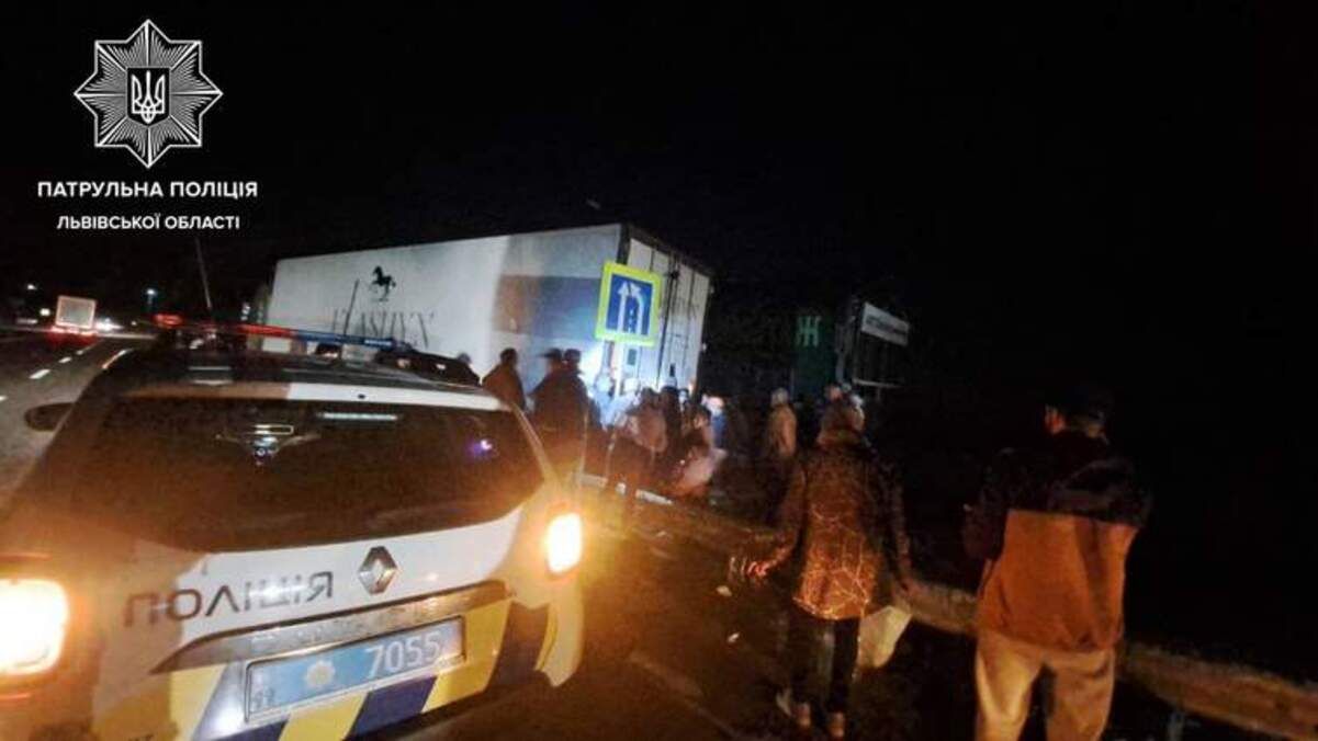 Люди набирали пляшками та відрами: трасу Київ – Чоп через зламану вантажівку залило олією Люди набирали пляшками та відрами: трасу Київ – Чоп через зламану вантажівку залило олією