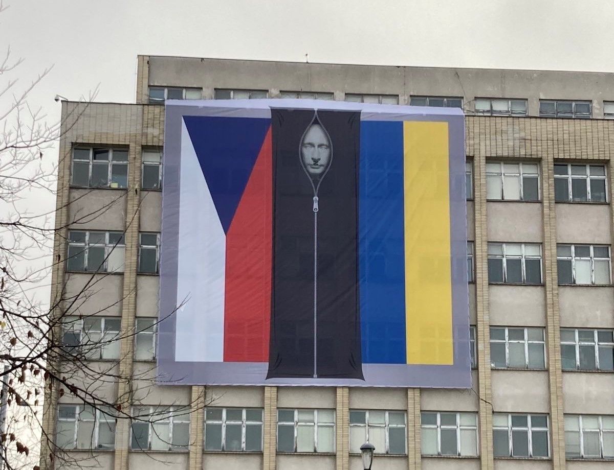 Мертвого Путіна повісили на урядовій будівлі у Чехії
