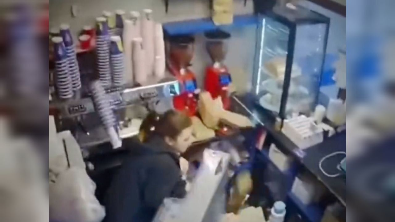 Иностранцы потрясены видео с девушкой-баристой во время ракетных ударов по Киеву Иностранцы потрясены видео с девушкой-баристой во время ракетных ударов по Киеву