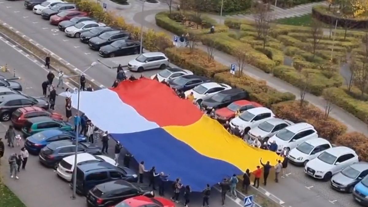 В Киеве развернули совместный флаг Польши и Украины - 24 канал