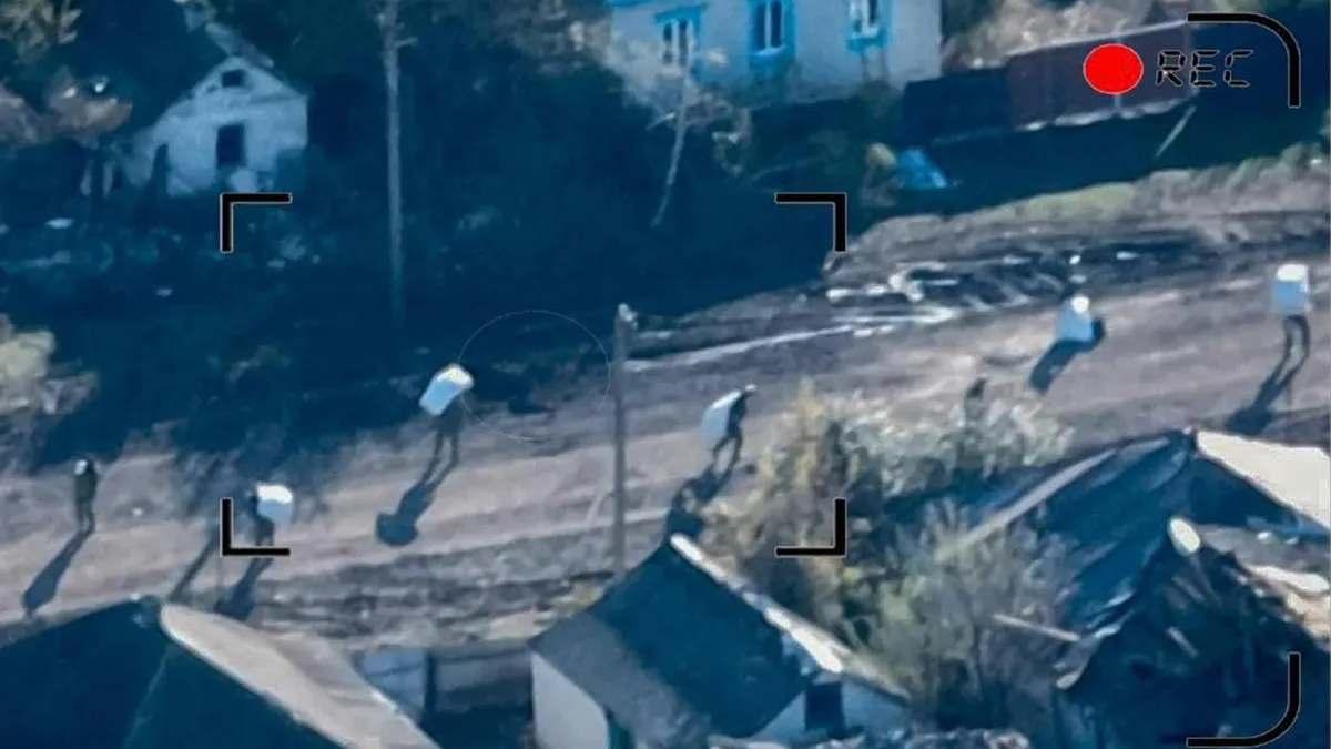 Росіяни несуть крадене в Українців у мішках Росіяни несуть крадене в Українців у мішках