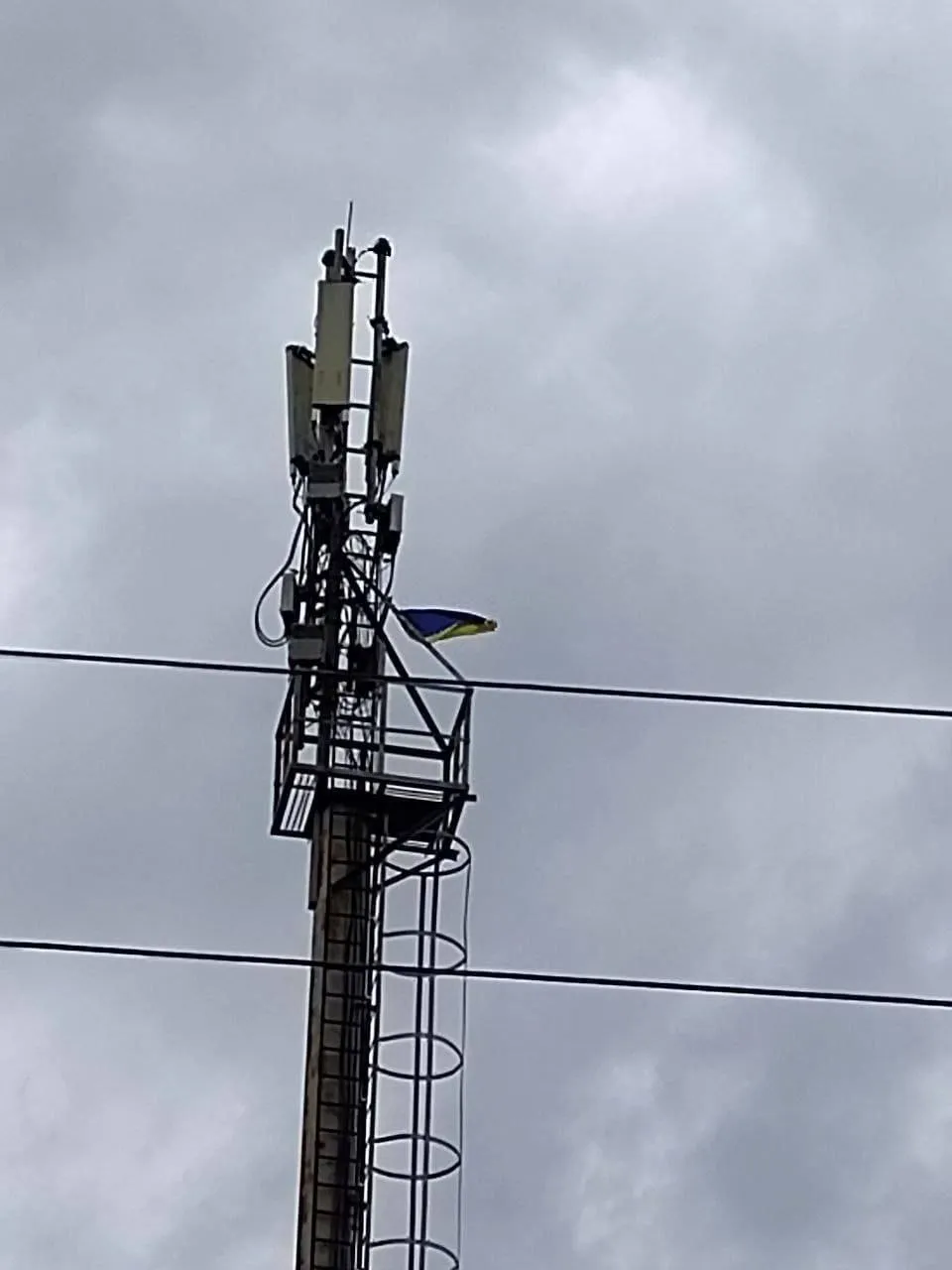 Активисты повесили флаг Украины в поселке под Херсоном Активисты повесили флаг Украины в поселке под Херсоном