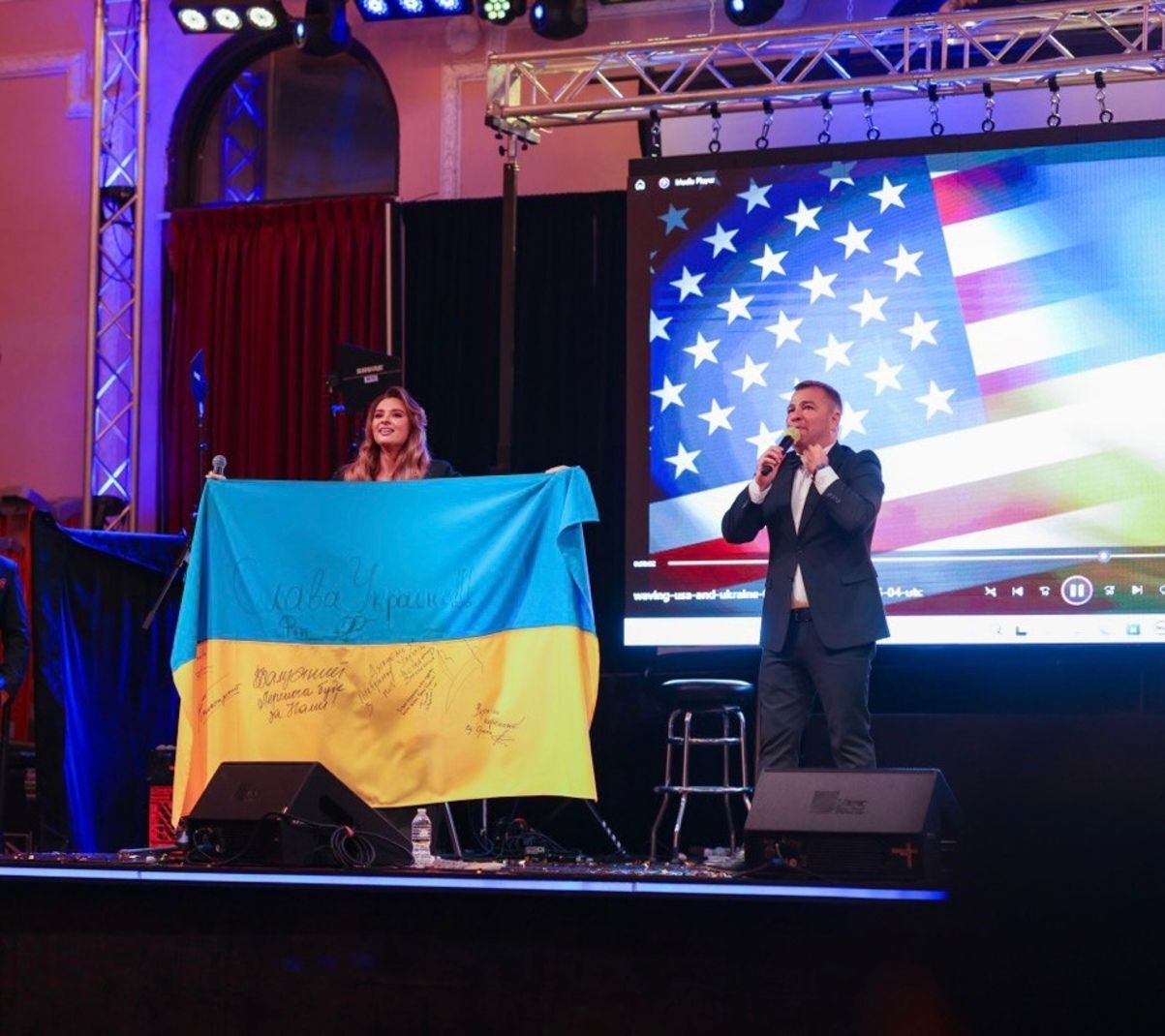 Флаг Украины продали за рекордную сумму – на нем есть подписи Зеленского и Залужного Флаг Украины продали за рекордную сумму – на нем есть подписи Зеленского и Залужного