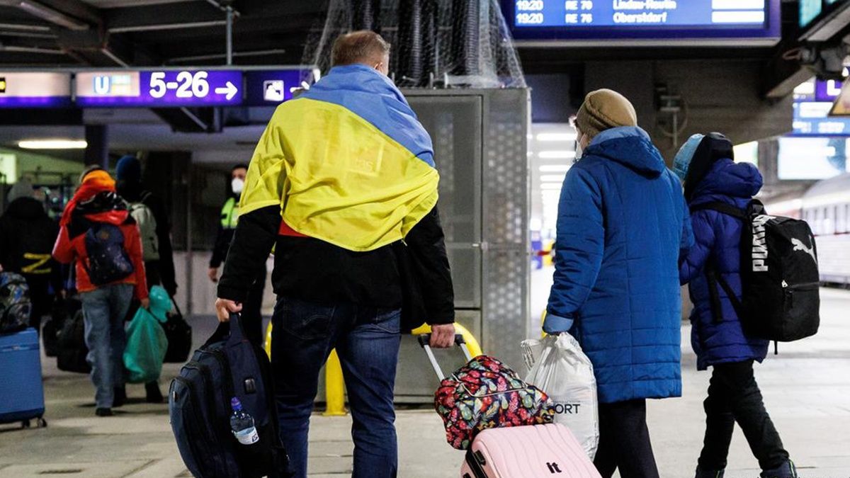 Скільки українців перебуватиме за кордоном на кінець 2022 року