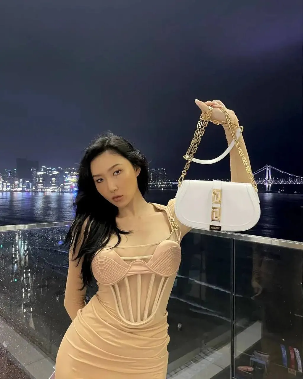 Инфлюэнсеры с новой сумкой от Versace