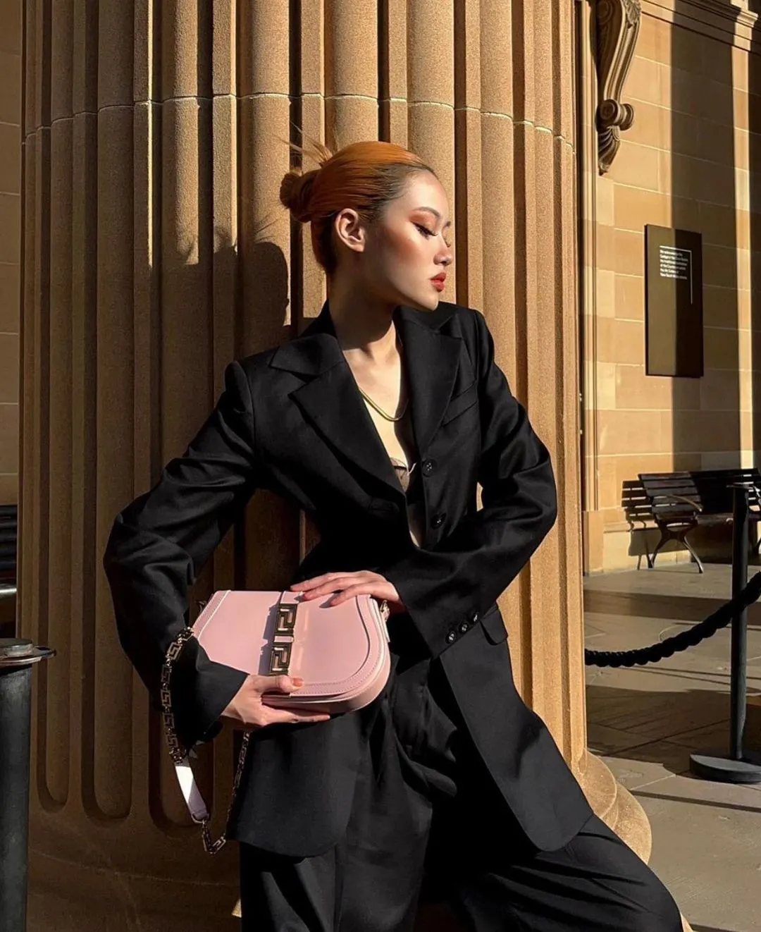 Інфлюенсери з новою сумкою від Versace