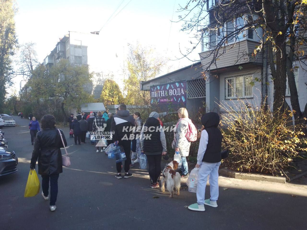Довжелезні черги за водою в Києві Довжелезні черги за водою в Києві