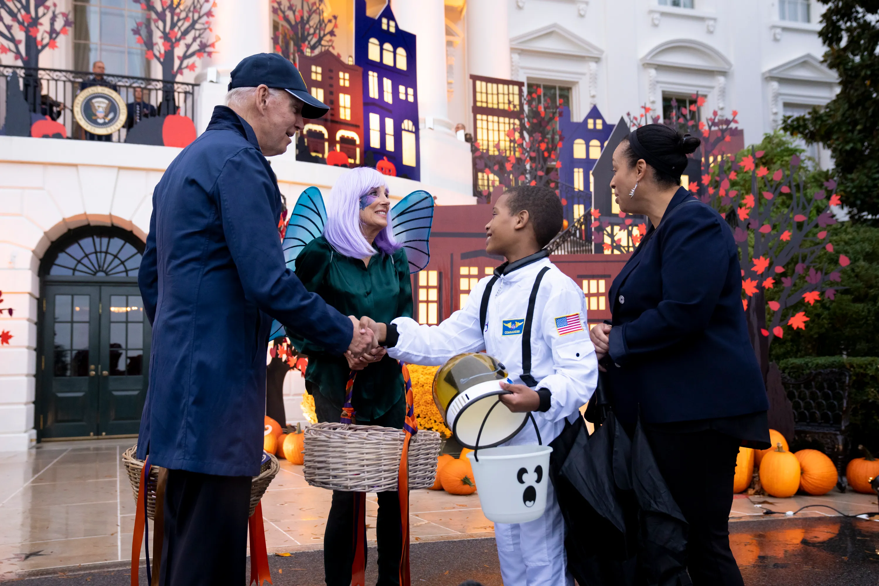 Джо і Джилл Байдени привітали дітей з Геловіном Джо і Джилл Байдени привітали дітей з Геловіном