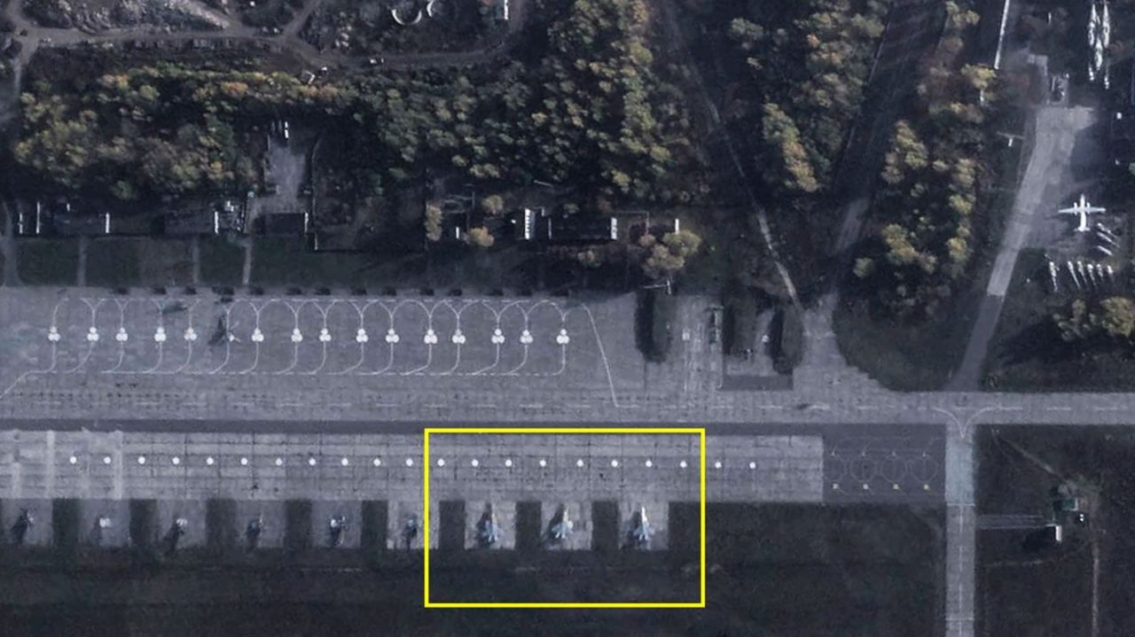 На территории белорусского аэродрома расположены три российских самолета МиГ-31К на земле.