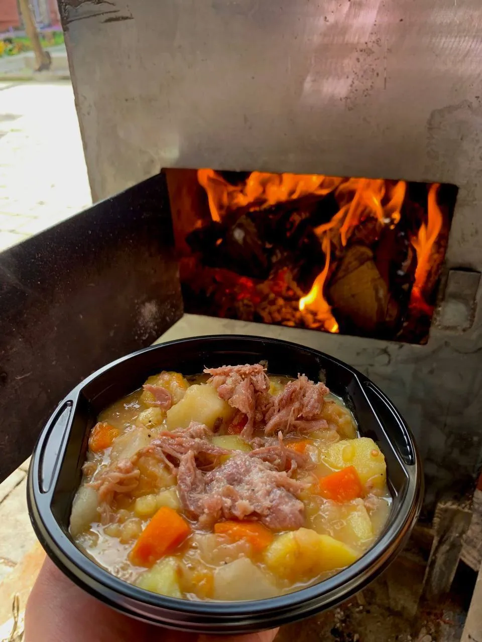 Во Львове еду для школьников готовили на буржуйке Во Львове еду для школьников готовили на буржуйке
