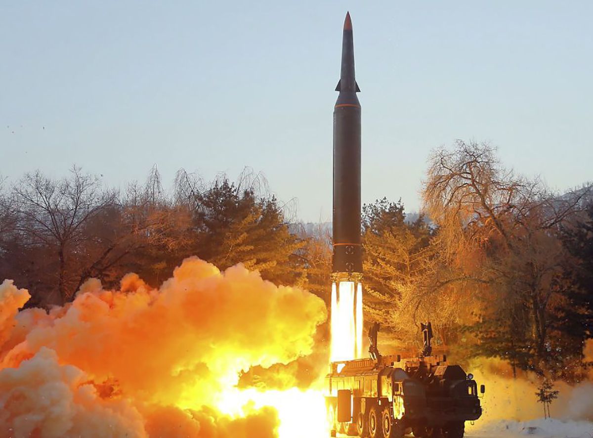 КНДР снова запустила баллистическую ракету КНДР снова запустила баллистическую ракету