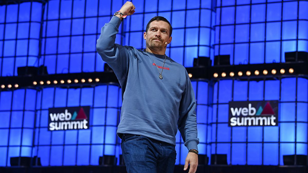 Александр Усик на Web Summit 2022: "Украинцы – свет, сияющий на весь мир" Александр Усик на Web Summit 2022: "Украинцы – свет, сияющий на весь мир"