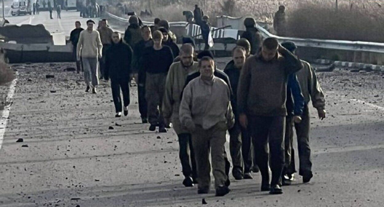 Повернення полонених 03.11.2022 - більшість мали важкі поранення - їх забрали швидкі - 24 Канал Повернення полонених 03.11.2022 - більшість мали важкі поранення - їх забрали швидкі - 24 Канал