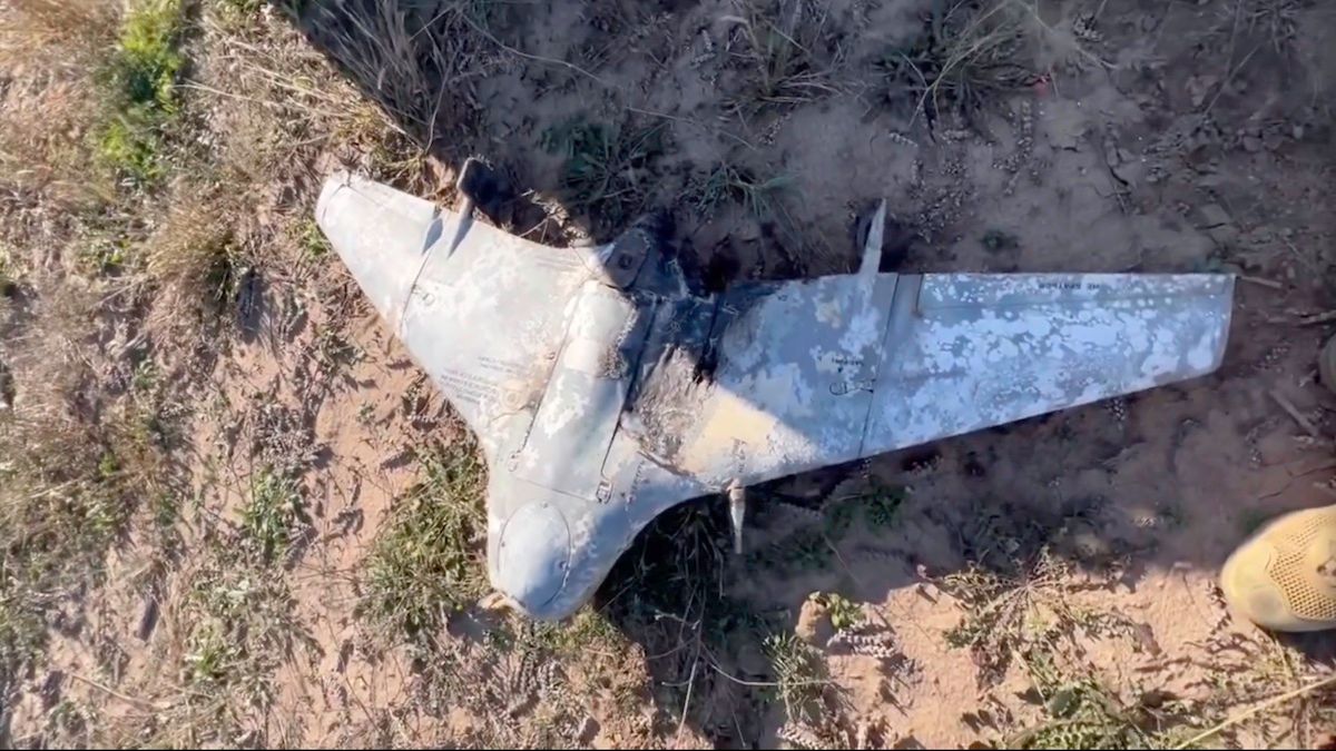 Командир аеророзвідників Мадяр показав залишки російського дрона за 146 000 доларів, збитого ЗСУ