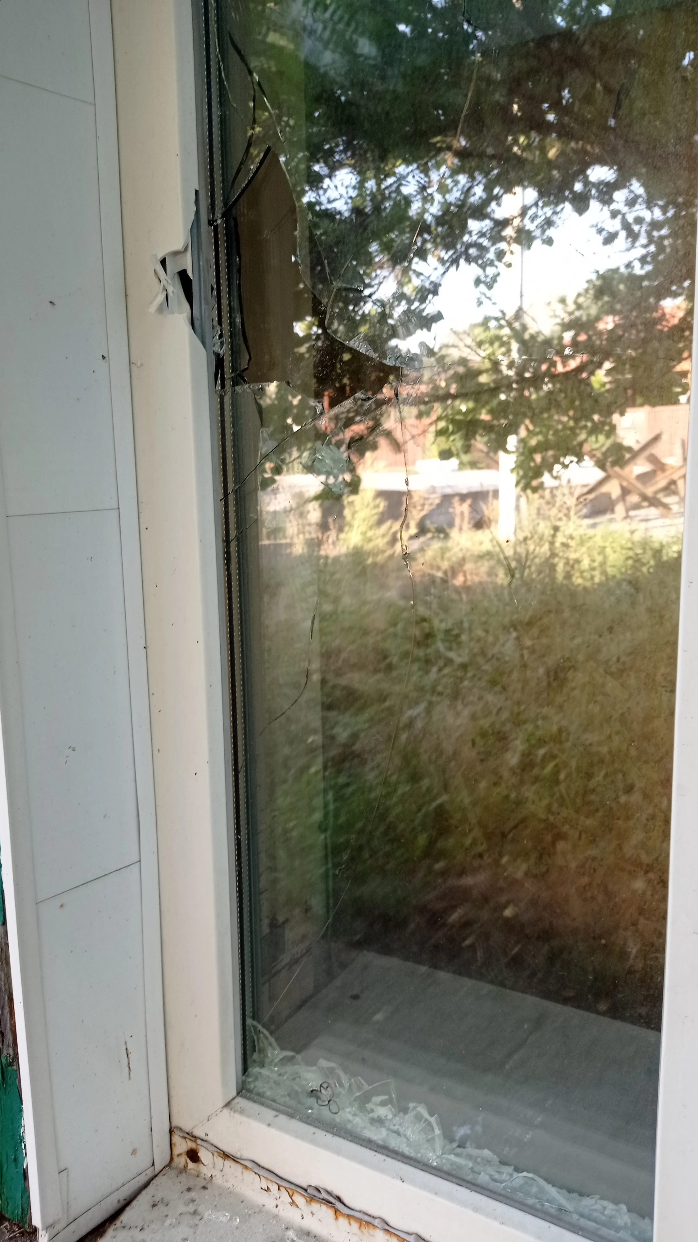 Разбитое обломком окно Разбитое обломком окно