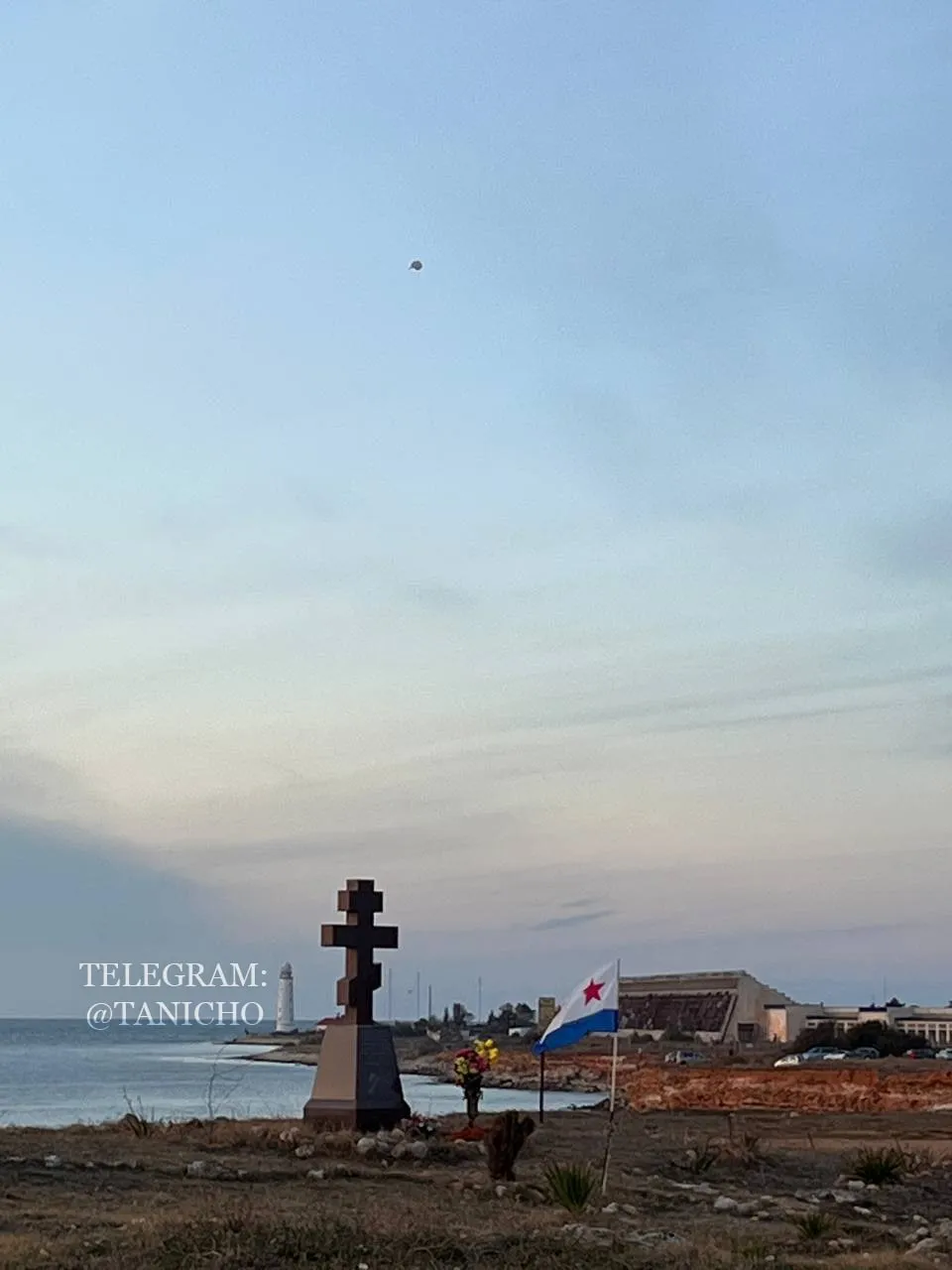 Из Севастополя сняли летающий объект, похожий на дрон