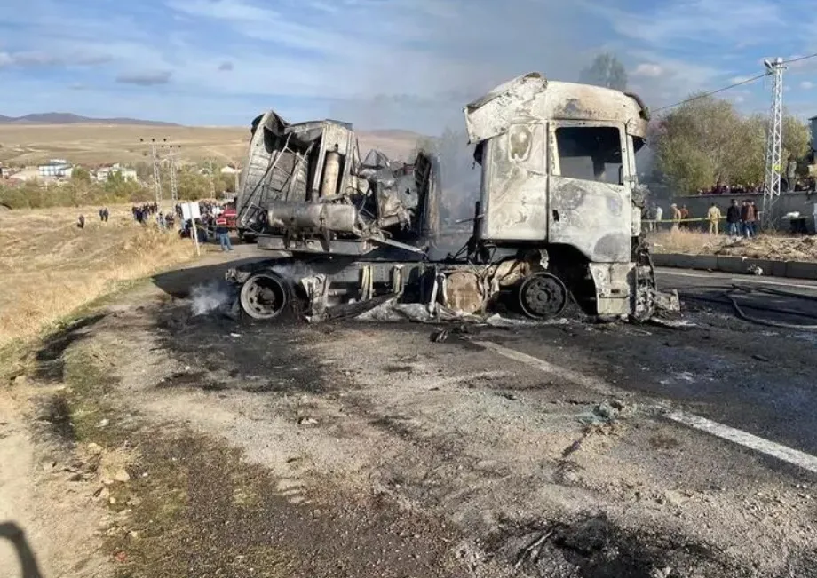 внаслідок аварії вантажівка згоріла вщент внаслідок аварії вантажівка згоріла вщент