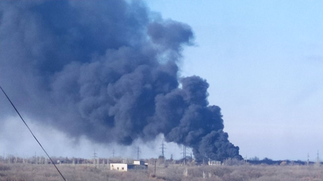 В окупованій Ясинуватій хтось "невдало покурив": у місті спалахнула масштабна пожежа - 24 Канал