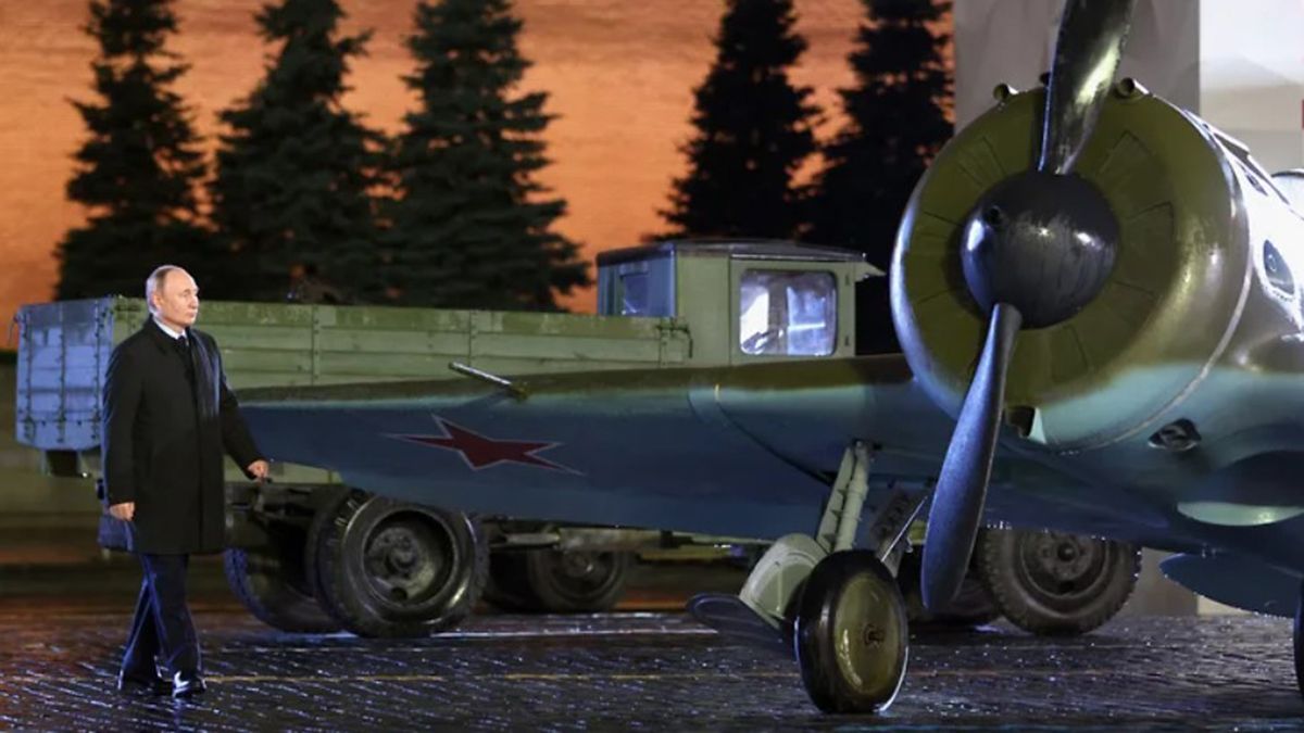 Володимир Путін заслухав пісню про Священну війну на Красній площі Володимир Путін заслухав пісню про Священну війну на Красній площі