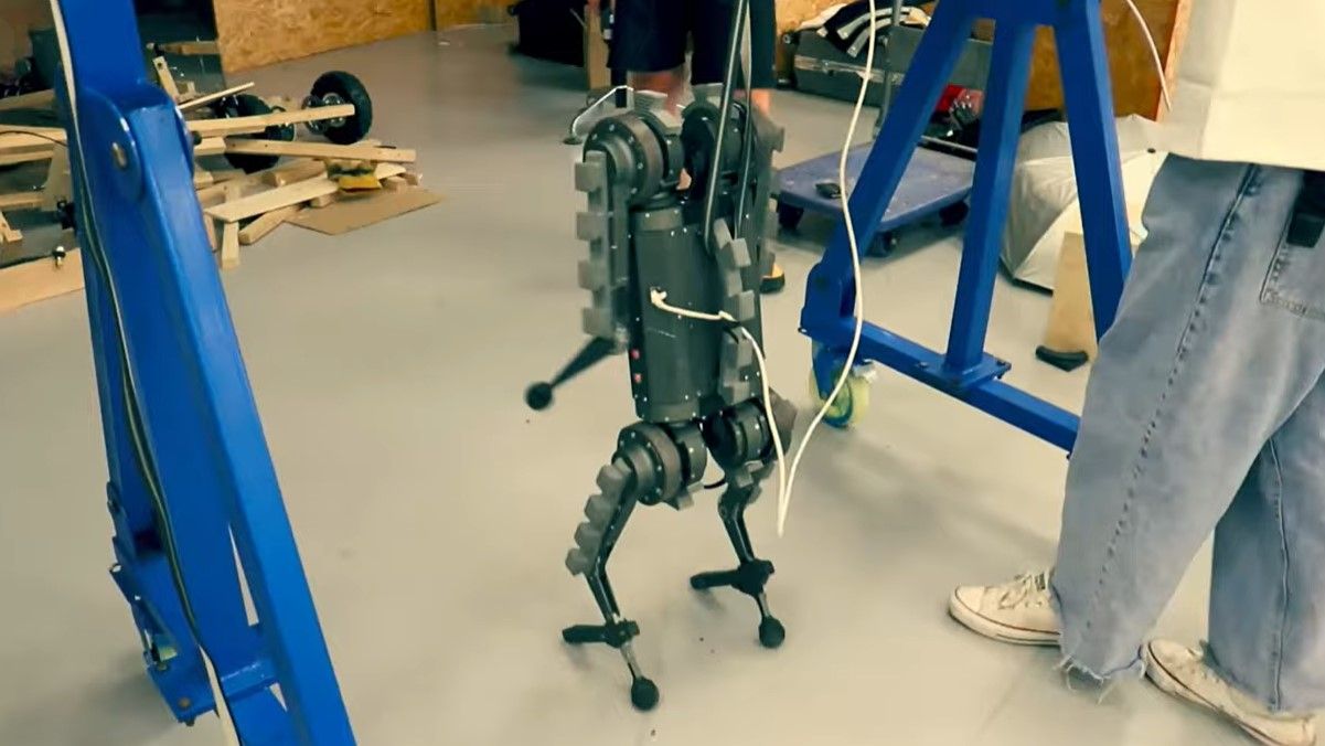 Інженери навчили чотирилапих роботів ходити на двох ногах