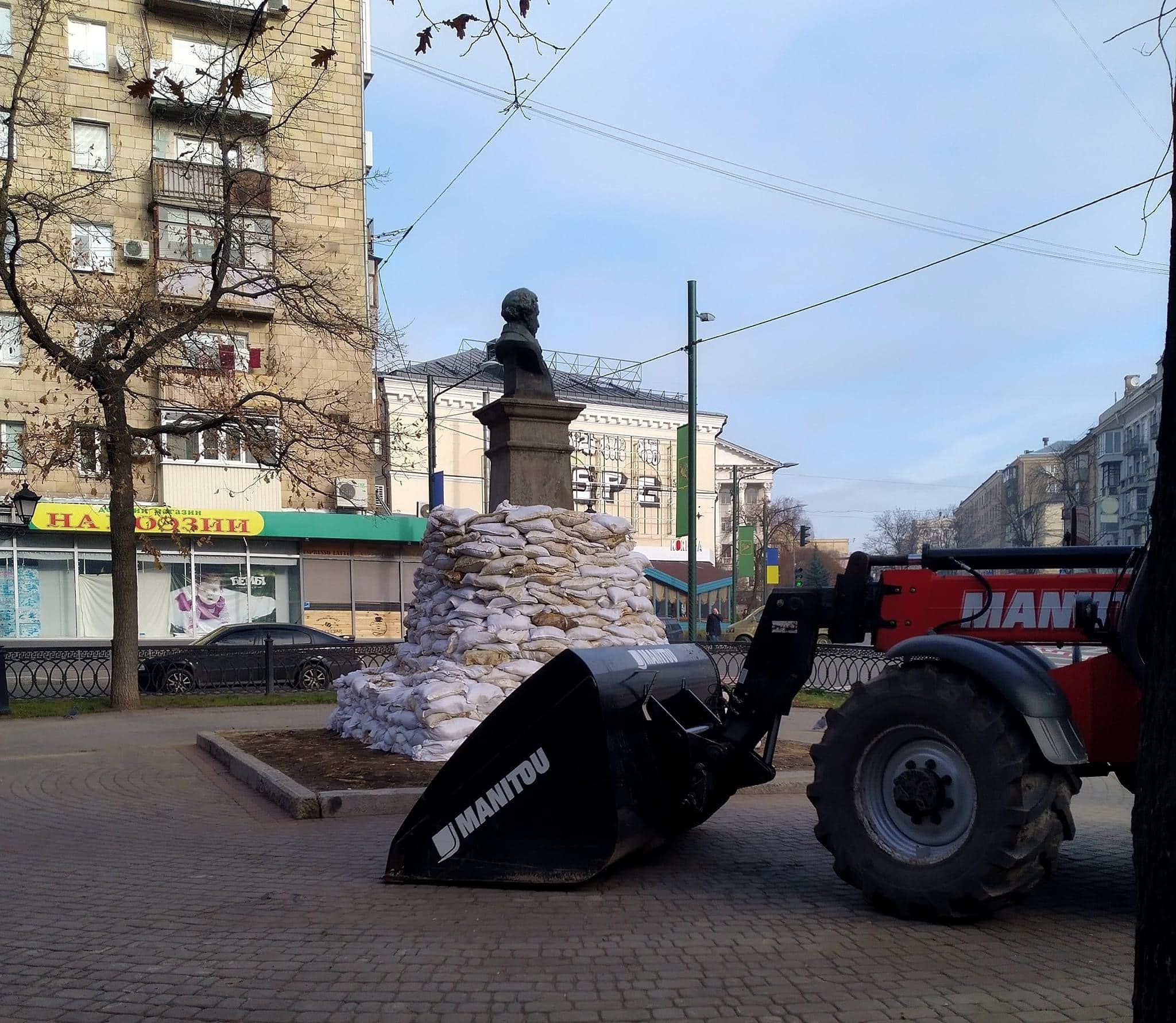 Таким образом, памятники в городе защищали весной от ракет и авианалетов.