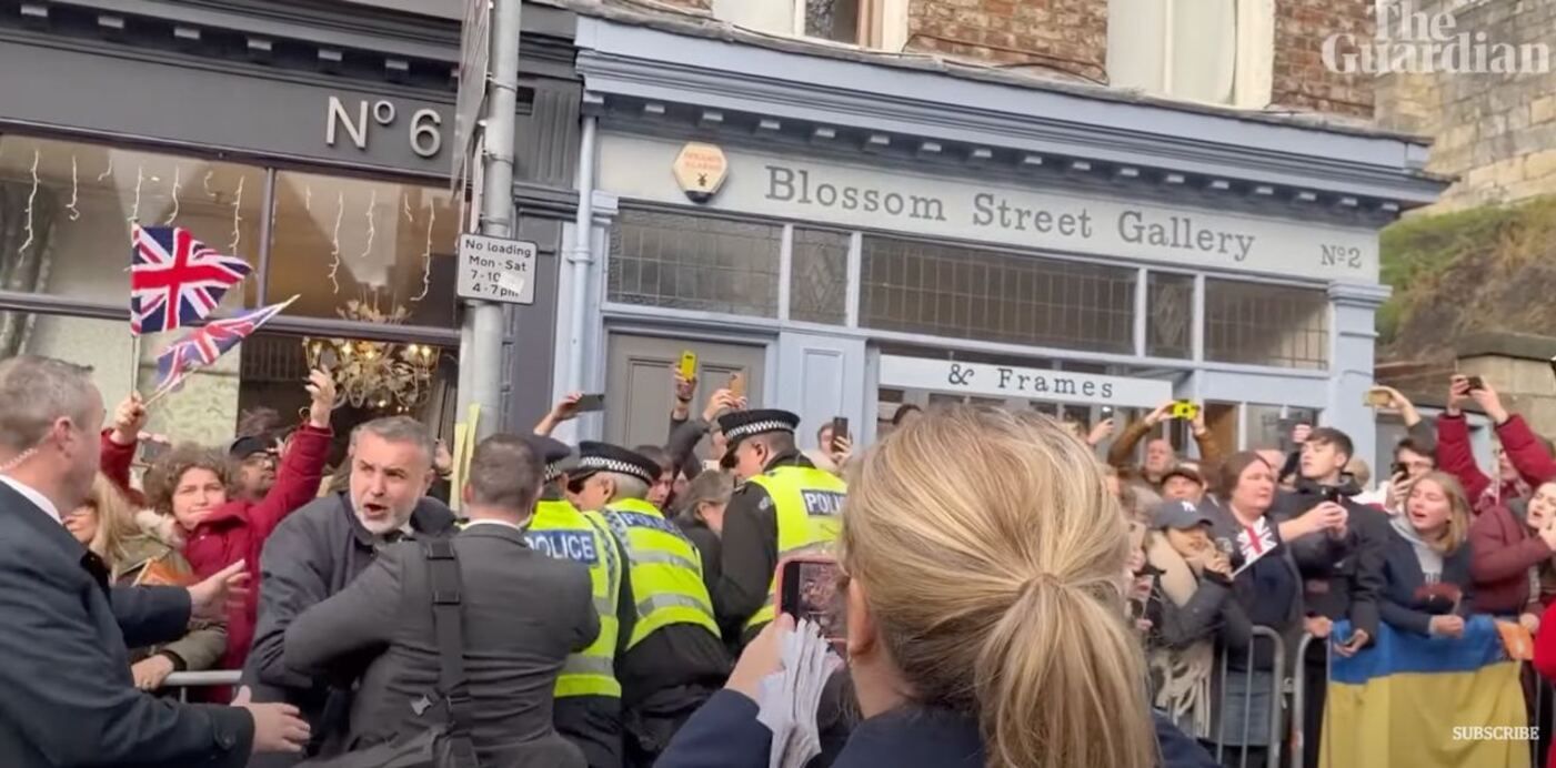 В Англии в короля Чарльза бросили несколько яиц В Англии в короля Чарльза бросили несколько яиц