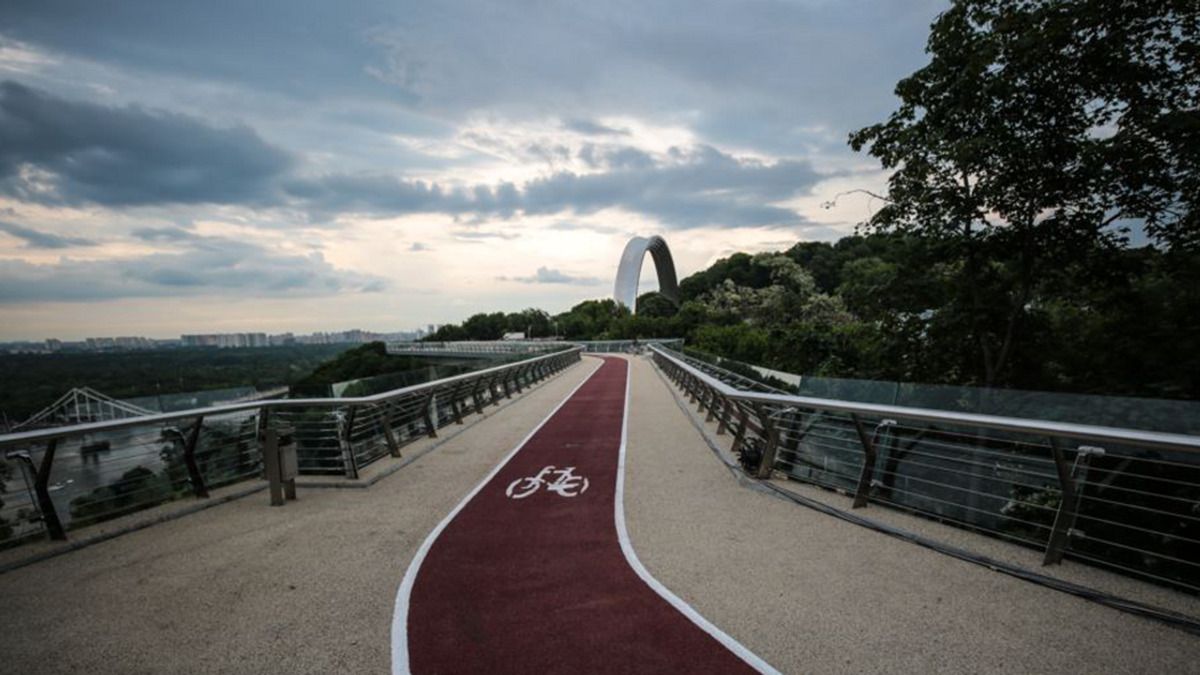 Удар по мосту Кличко 10 октября 2022 года - пешеходно-велосипедный мост почти отремонтировали - 24 Канал Удар по мосту Кличко 10 октября 2022 года - пешеходно-велосипедный мост почти отремонтировали - 24 Канал