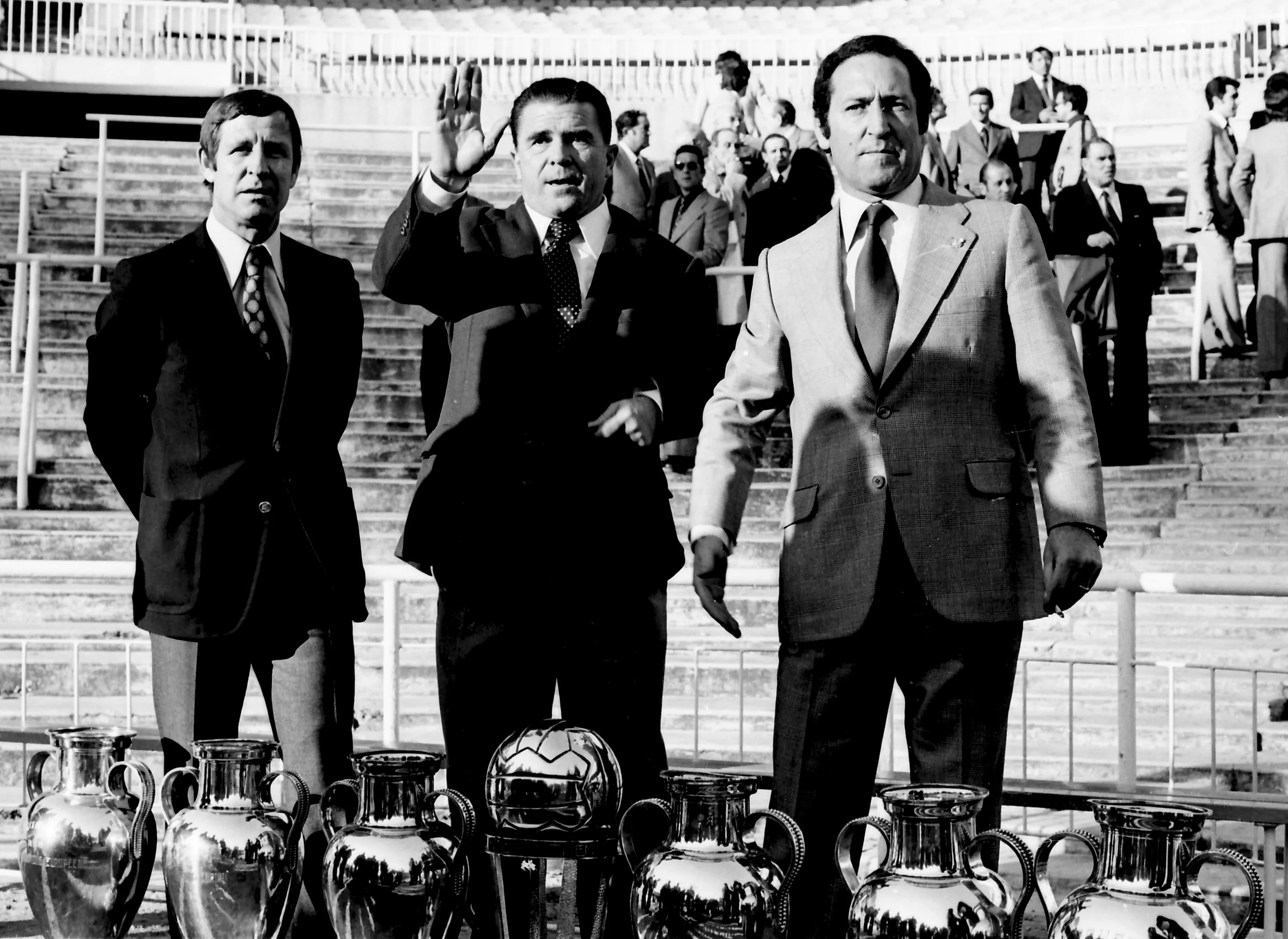 Ференц Пушкаш (по центру)