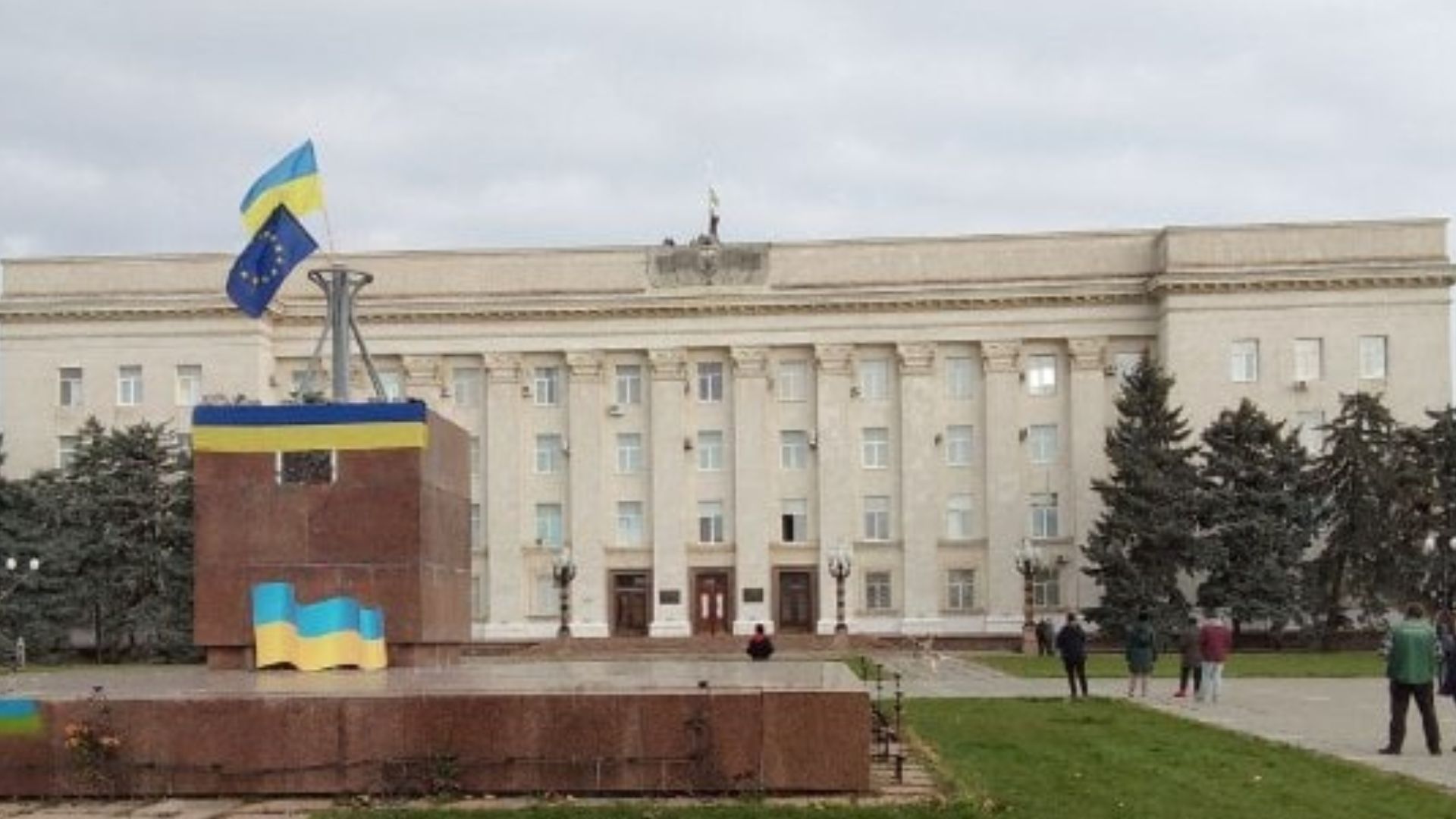 Над зданием Херсонской ОГА подняли украинский флаг - 24 Канал