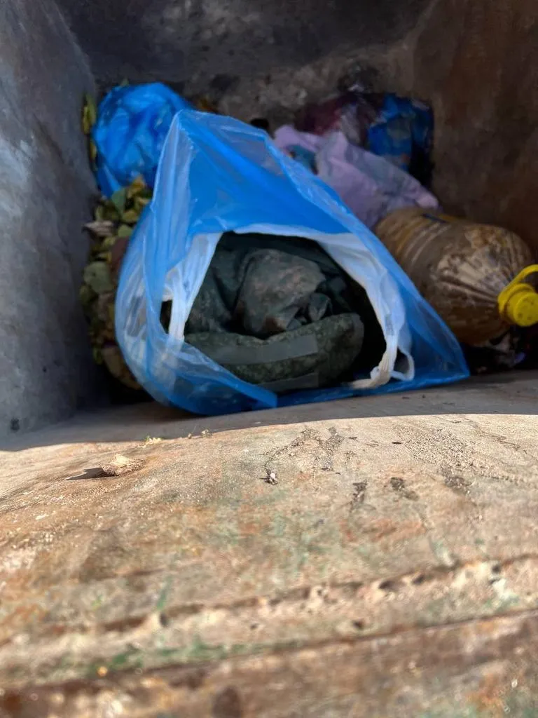 оккупанты прячут свою униформу в мусорники